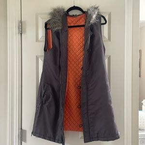 Women’s sleeveless nylon winter hooded coat
